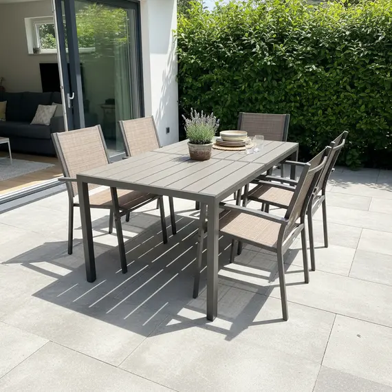 Tavolinë për ambiente të jashtme me efekt druri dhe këmbë metalike, 2 imazh