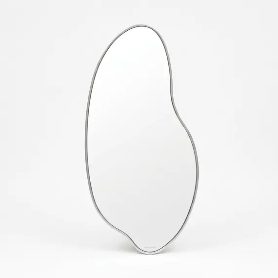 Pasqyrë Ovale me Kornizë të Bardhë dhe Kontur Shtrembër për Mur